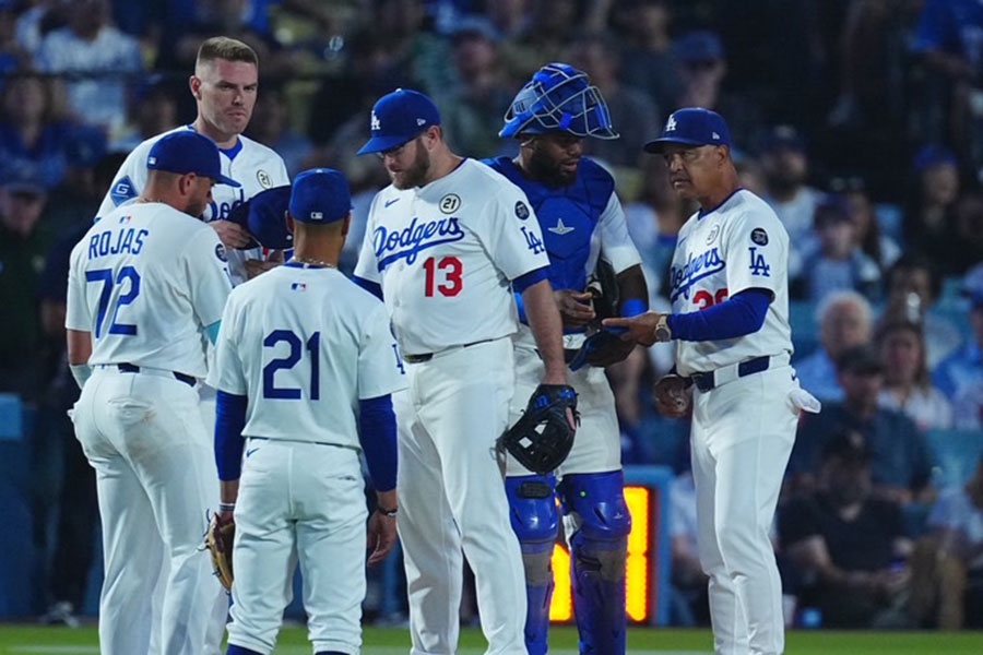 マウンドに集まるドジャースナイン【写真：荒川祐史】