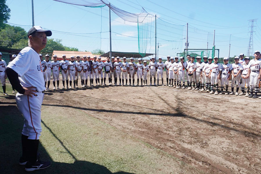 選手とミーティングする倉俣徹監督（左）【写真：尾辻剛】