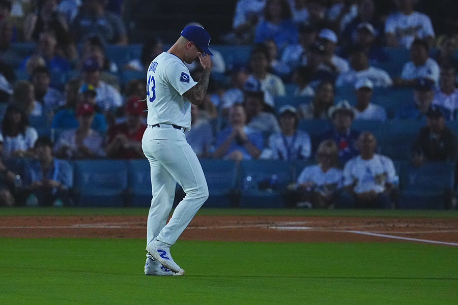 ベンチに戻るドジャースのアンソニー・バンダ【写真：荒川祐史】