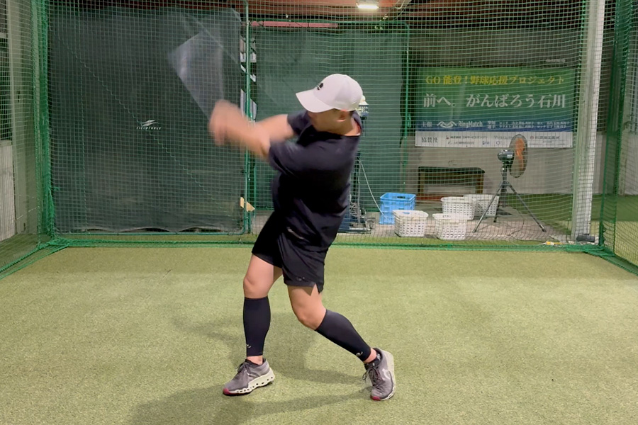 正しいアッパースイングを実演する水本氏【写真:編集部】