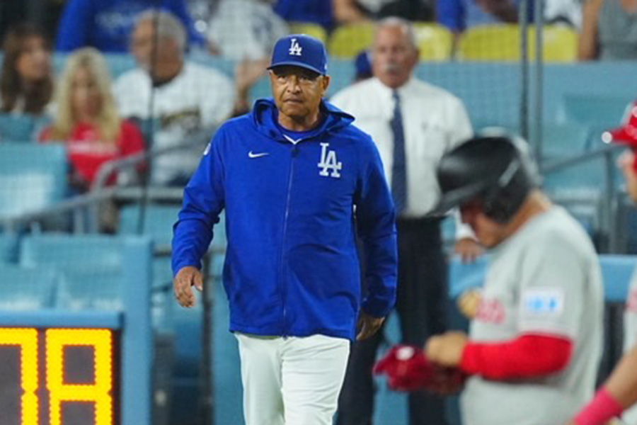 マウンドに向かうドジャースのデーブ・ロバーツ監督【写真：荒川祐史】