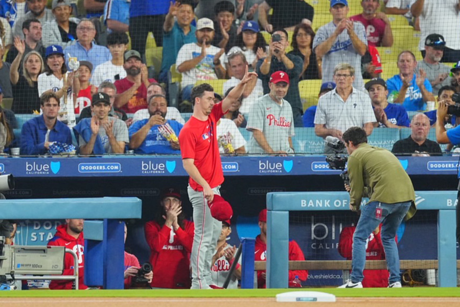 ドジャースタジアムで歓声を受けるフィリーズのウォーカー・ビューラー【写真：荒川祐史】