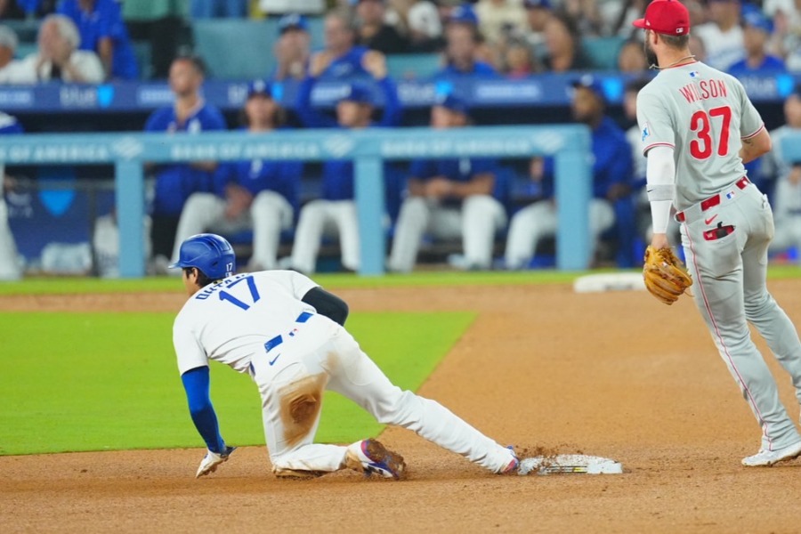 9回に盗塁を決めたドジャース・大谷翔平【写真：荒川祐史】