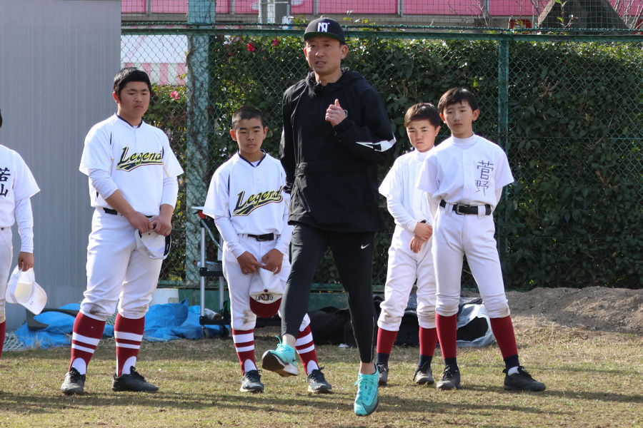 中学生を指導する安福一貴氏【写真：編集部】