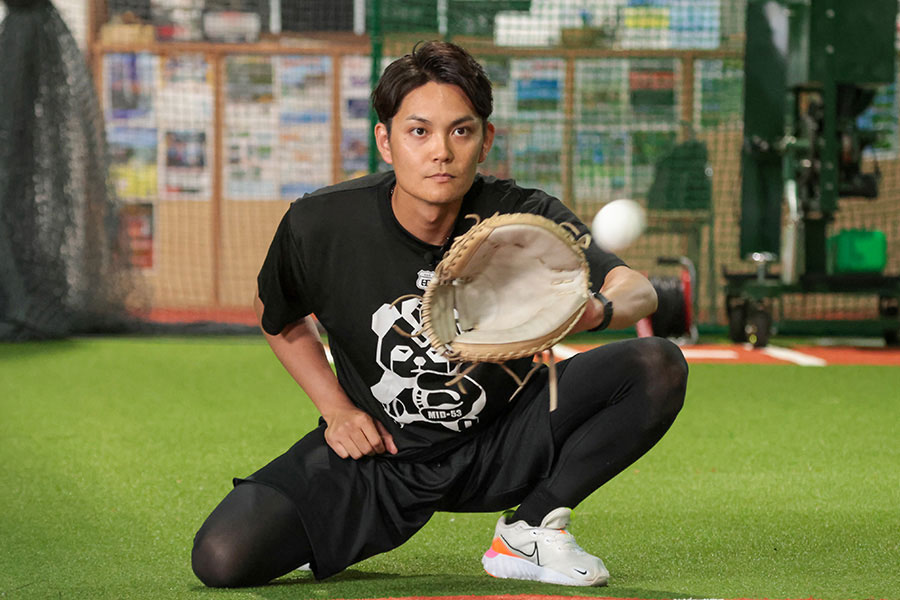 キャッチャーコーチとして活動する緑川大陸氏【写真：編集部】