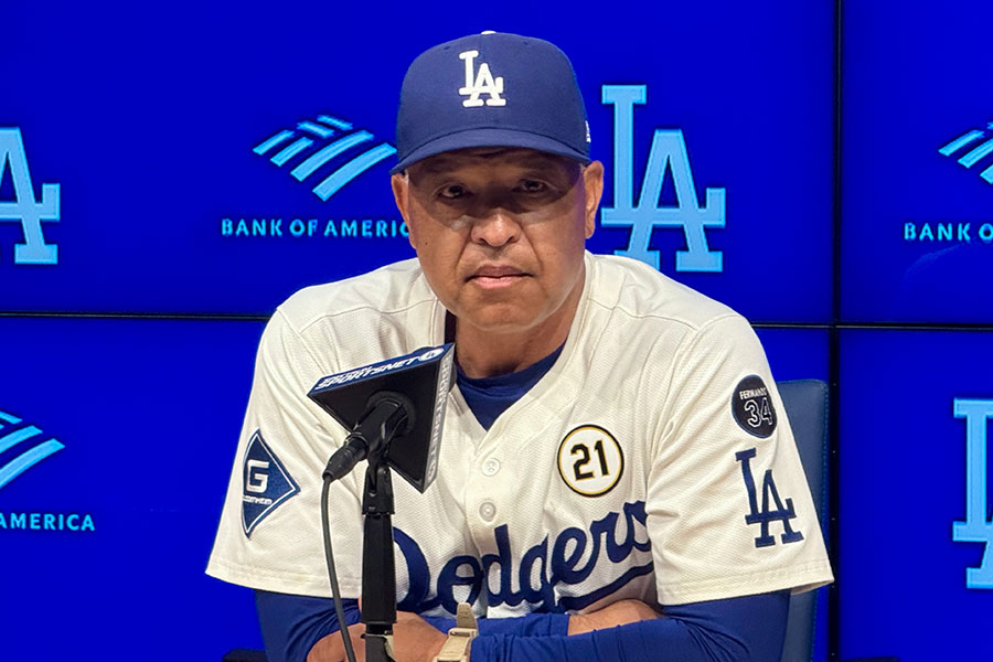 試合後、取材に応じるドジャースのデーブ・ロバーツ監督【写真：小谷真弥】