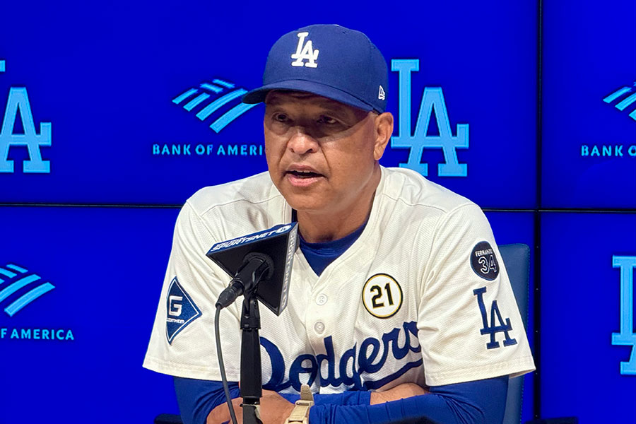 試合後、取材に応じるドジャースのデーブ・ロバーツ監督【写真：小谷真弥】