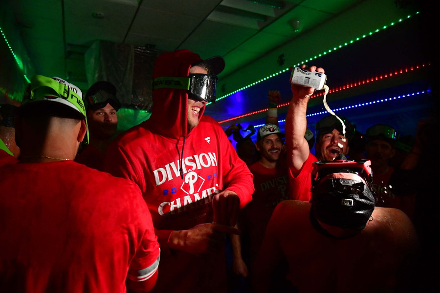 シャンパンファイトでもりあがるフィリーズナイン【写真:ロイター】