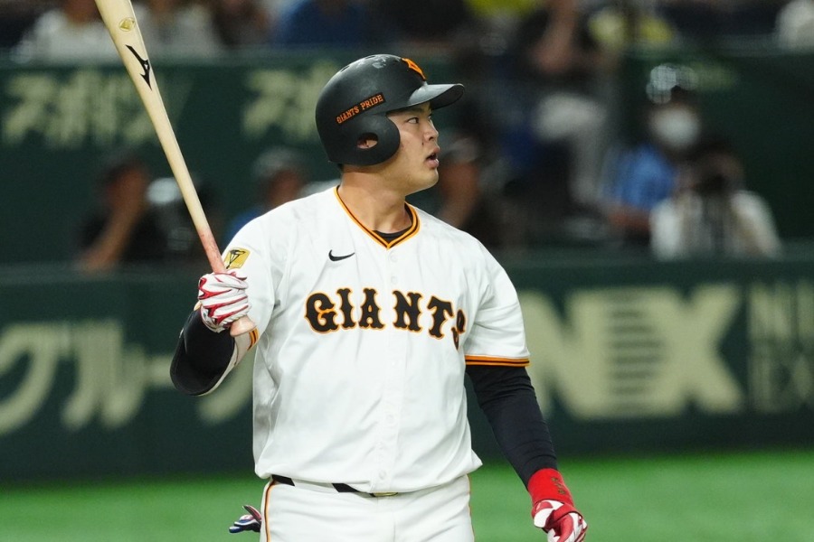 巨人・荒巻悠【写真：小林靖】