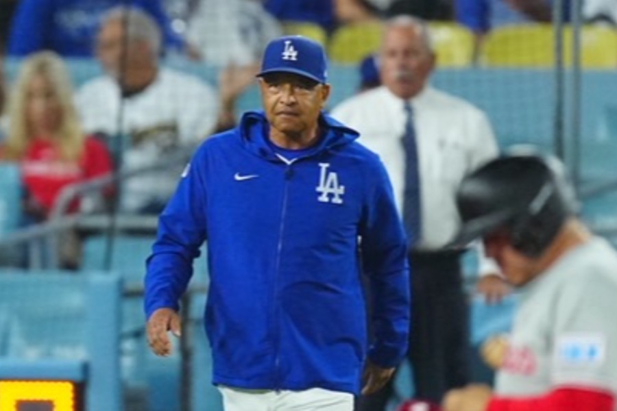 フィリーズ戦を率いたドジャースのデーブ・ロバーツ監督【写真：荒川祐史】