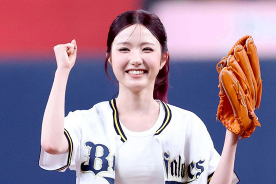 特別始球式を務めたSAY MY NAMEのHITOMIさん【写真：栗木一考】