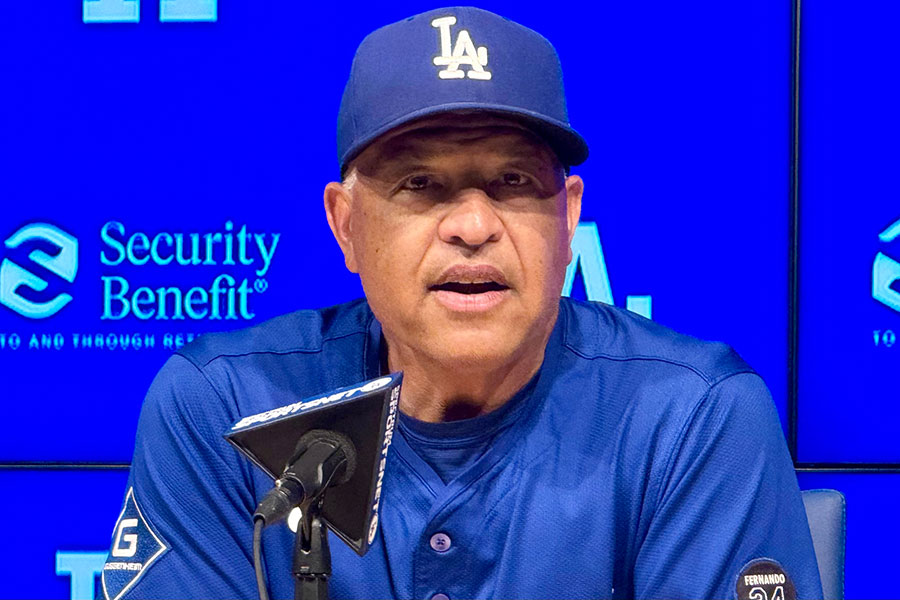 試合前、取材に応じるドジャースのデーブ・ロバーツ監督【写真：小谷真弥】
