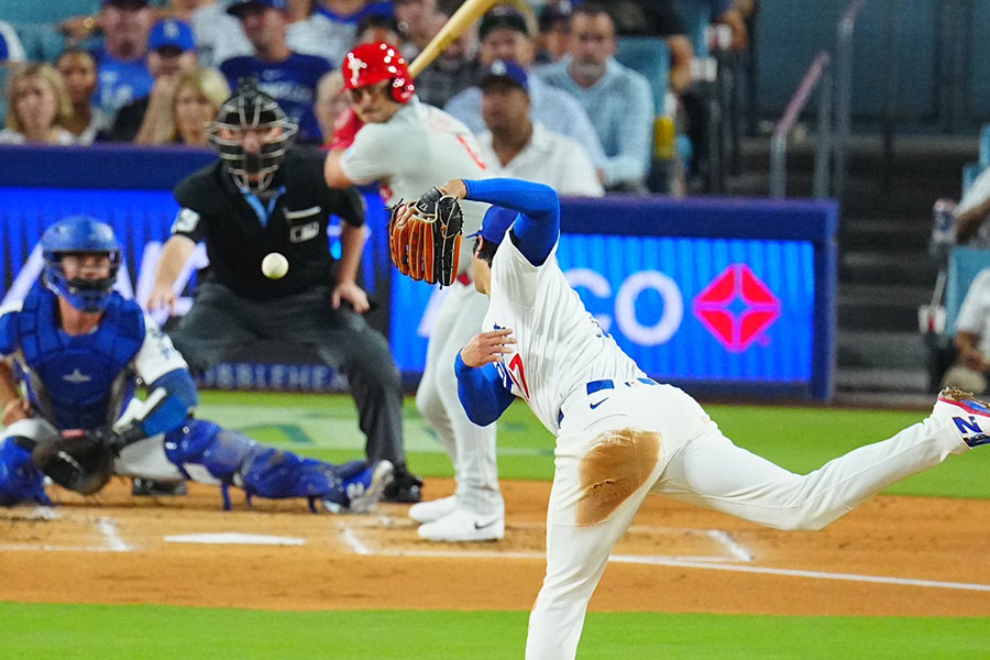 ズボンの後ろが破けてるドジャース・大谷翔平【写真：荒川祐史】