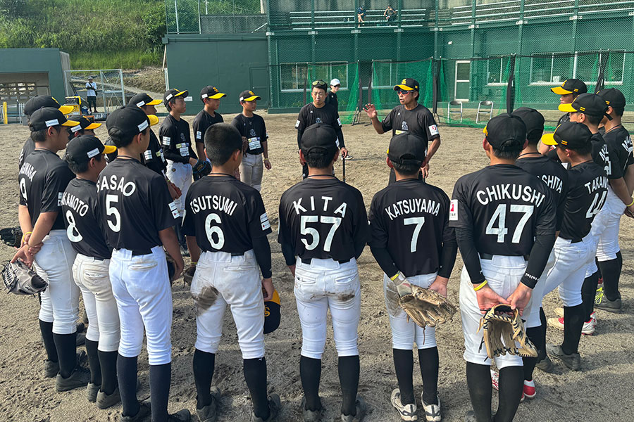 今年のホークスジュニアで指導をする若林隆信コーチ【写真：球団提供】