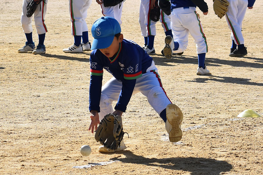 小学校低学年で覚えたいゴロ捕球の“正しい形”とは【写真：高橋幸司】