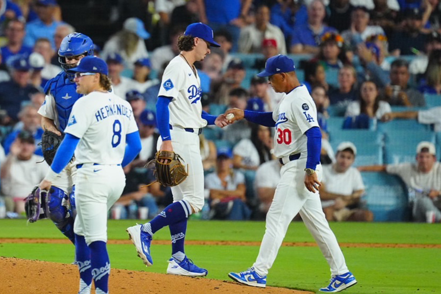 降板するドジャースのジャスティン・ロブレスキー【写真：荒川祐史】