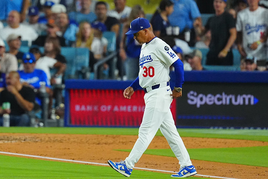 マウンドに向かうドジャースのデーブ・ロバーツ監督【写真：荒川祐史】