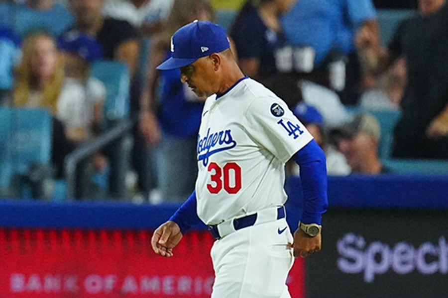 マウンドに向かうドジャースのデーブ・ロバーツ監督【写真：荒川祐史】