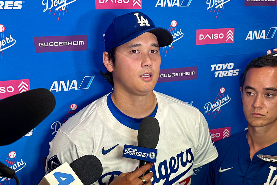 試合後、取材に応じるドジャース・大谷翔平【写真：小谷真弥】