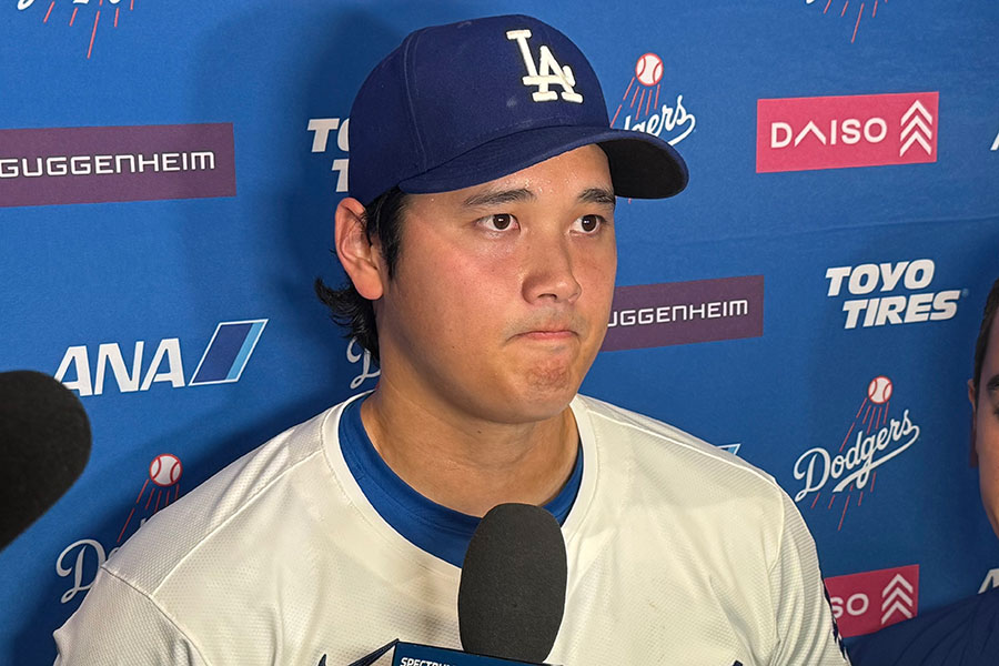 試合後、取材に応じるドジャース・大谷翔平【写真：小谷真弥】