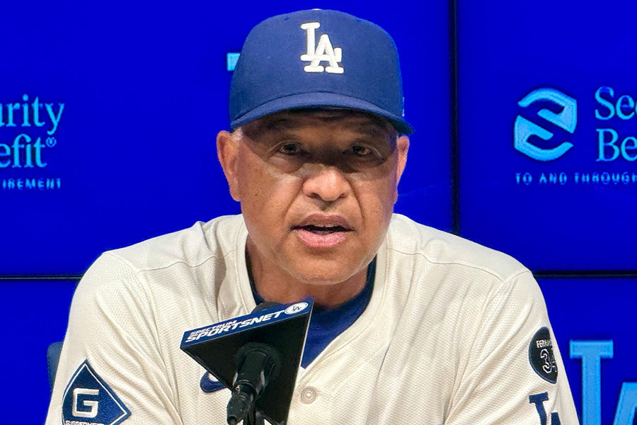 試合後、取材に応じたドジャースのデーブ・ロバーツ監督【写真：小谷真弥】