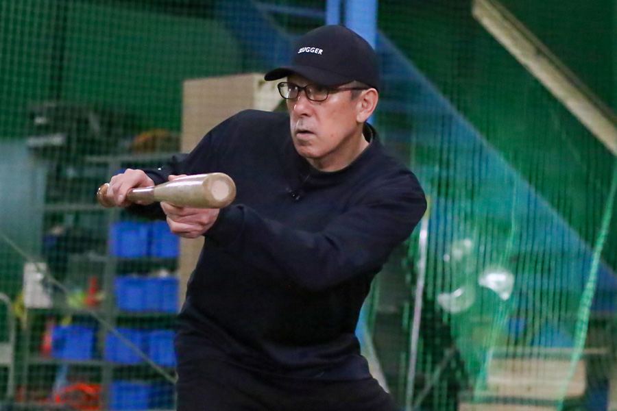 犠打を実演する平野謙氏【写真：編集部】