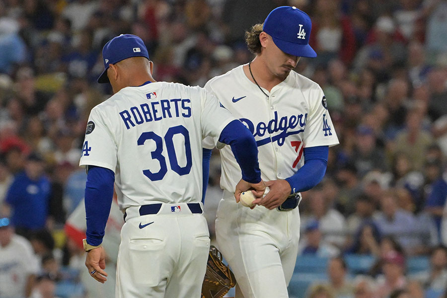 ベンチに下がるドジャースのジャスティン・ロブレスキー【写真：ロイター】