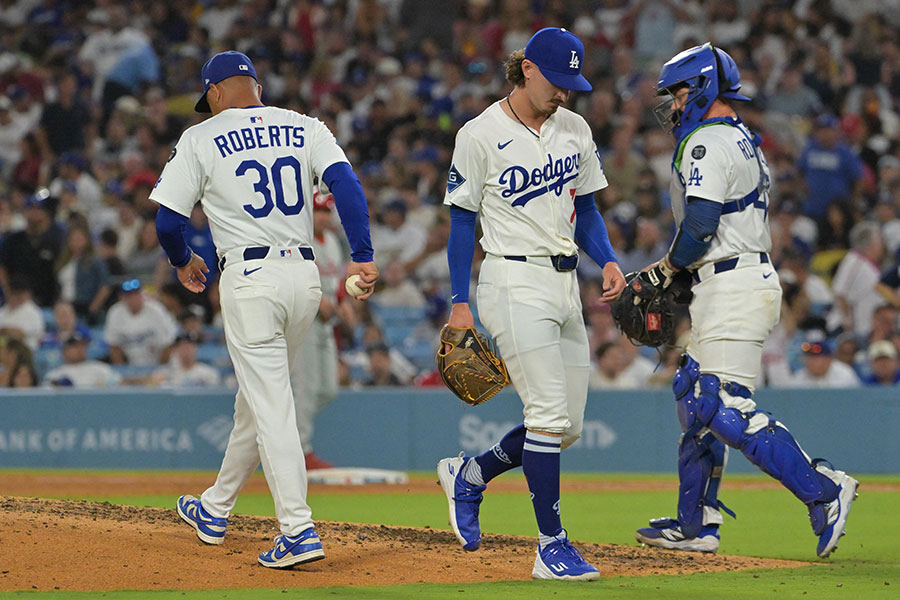 ベンチに戻るドジャースのジャスティン・ロブレスキー【写真：ロイター】