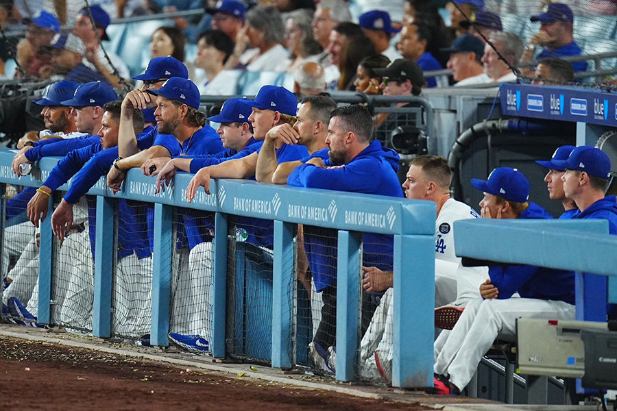 9回、被弾直後のドジャースベンチ【写真：荒川祐史】