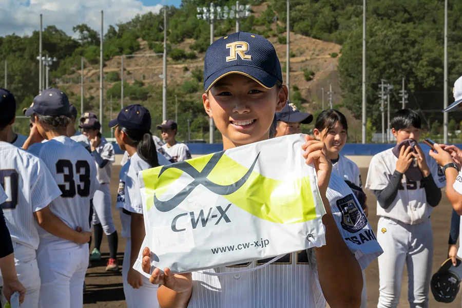 履正社高女子野球部の商品を受け取った選手【写真提供：ワコール】