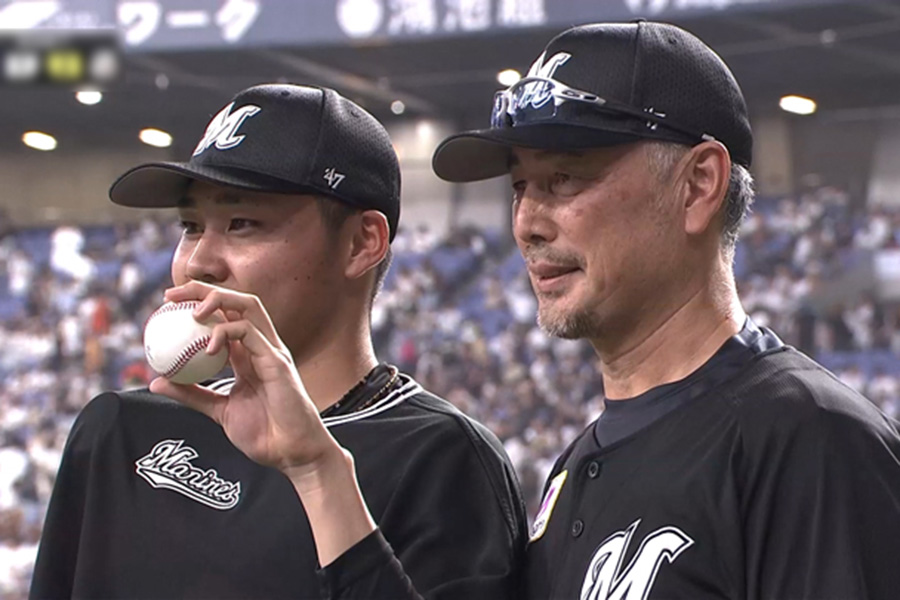 プロ初勝利を挙げたロッテ・廣池康志郎(左)と吉井理人監督【画像:パーソル パ・リーグTV】