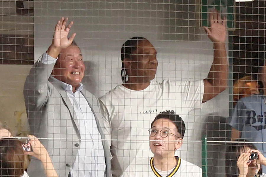 観戦に訪れたタフィ・ローズ氏（右）と梨田昌孝氏【写真提供：産経新聞社】