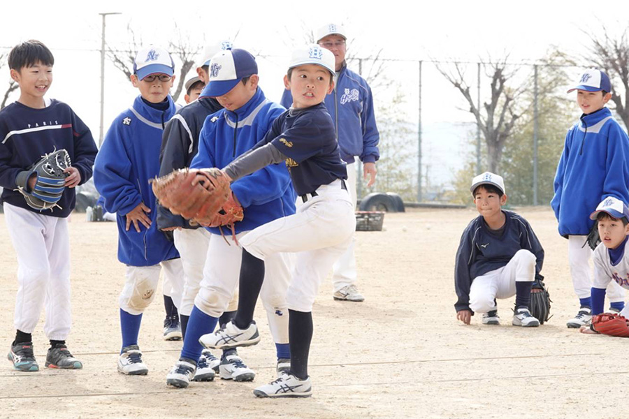 壁当てドリルを行う小野東スポーツ少年団【写真:橋本健吾】