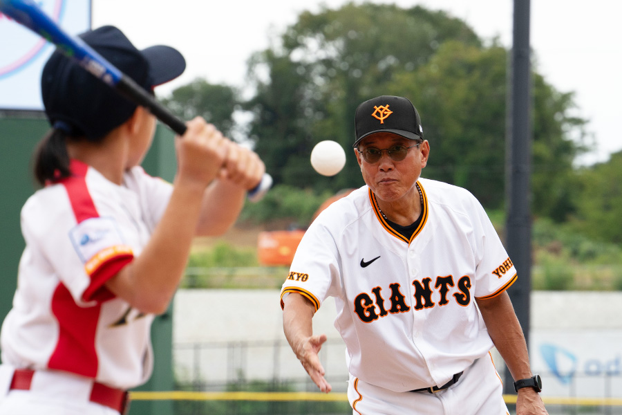 女子小学生に打撃指導をする原辰徳氏【写真：磯田健太郎】