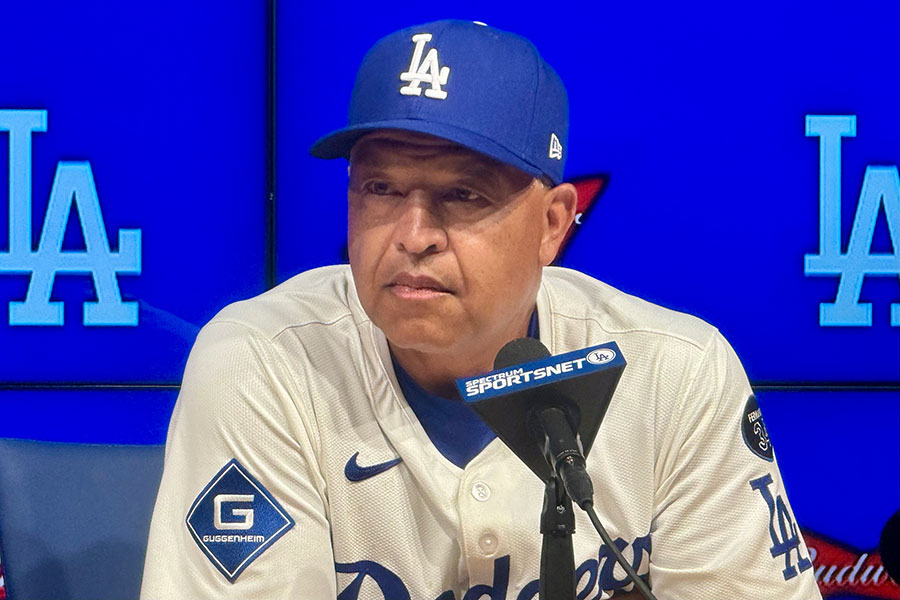 試合後の取材に応じたドジャースのデーブ・ロバーツ監督【写真：小谷真弥】