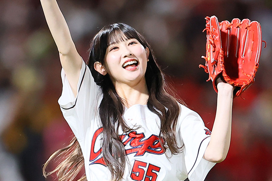 始球式に登場した＝LOVEの山本杏奈さん【写真提供：産経新聞社】