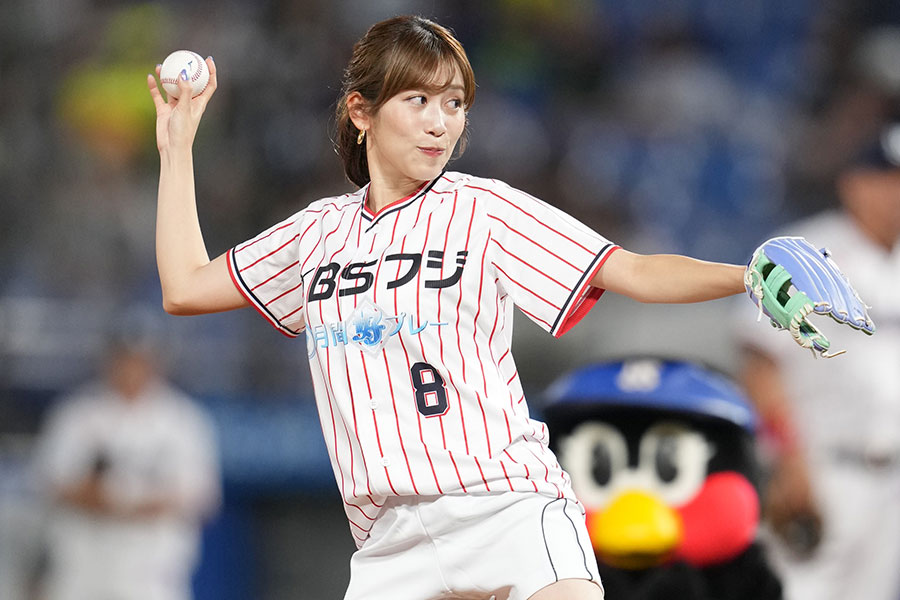 始球式に登場した中川安奈アナ【写真提供：産経新聞社】