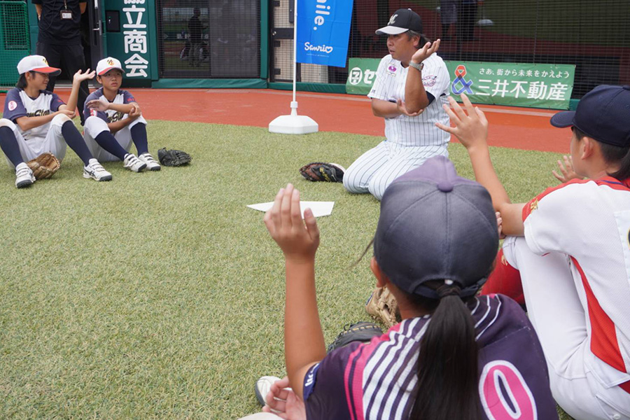 捕球の際の肘の位置を説明する里崎氏【写真：尾辻剛】