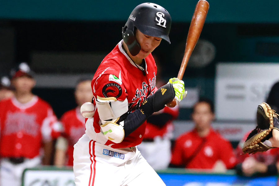 死球を受けたソフトバンク・周東佑京【写真：小池義弘】