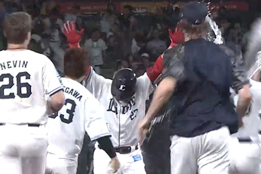 サヨナラ打を放った西武・炭谷銀仁朗【画像：パーソル パ・リーグTV】