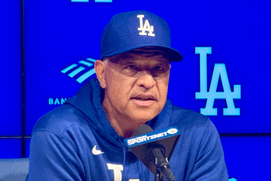 試合前、取材に応じたドジャースのデーブ・ロバーツ監督【写真：小谷真弥】