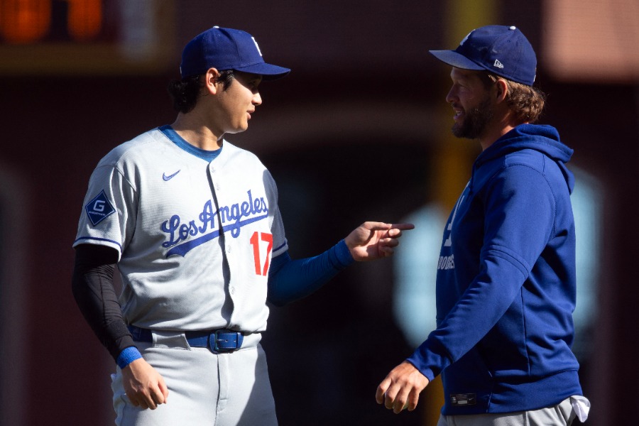 ドジャースの大谷翔平（左）とクレイトン・カーショー【写真：ロイター】