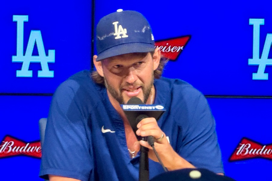 引退会見に登場したドジャースのクレイトン・カーショー【写真：小谷真弥】