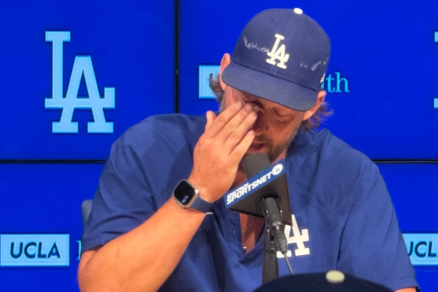 会見で涙を流すドジャースのクレイトン・カーショー【写真：小谷真弥】