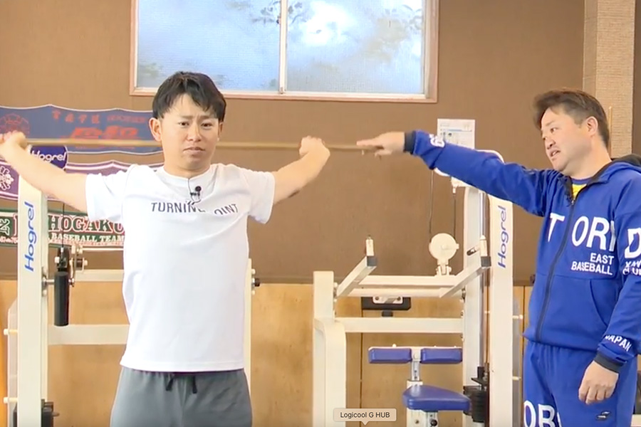 棒を使った肩甲骨トレを指導する石崎学監督（右）【写真：編集部】