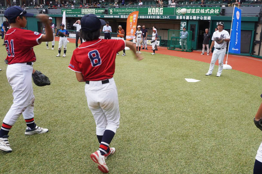 スローイングを実践する女子小学生たち【写真：尾辻剛】