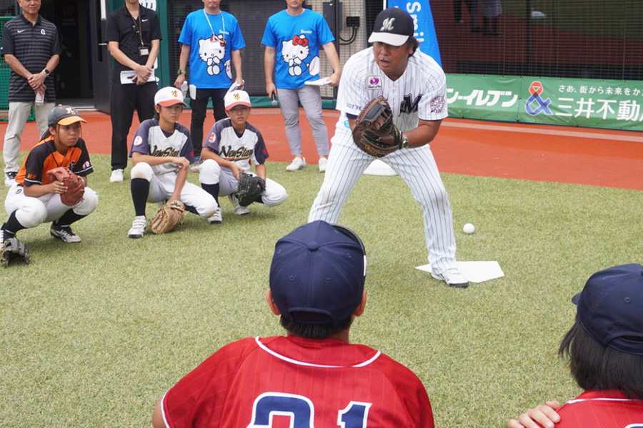 野球教室で指導をする元ロッテ・里崎智也氏【写真：尾辻剛】