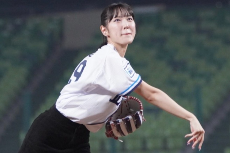 2軍戦で始球式を行った小関舞さん【写真：宮脇広久】