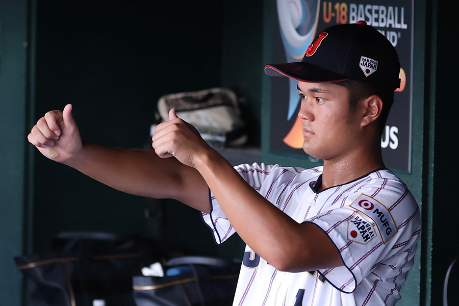 U18W杯でビジョントレをする横浜・阿部葉太【写真：加治屋友輝】