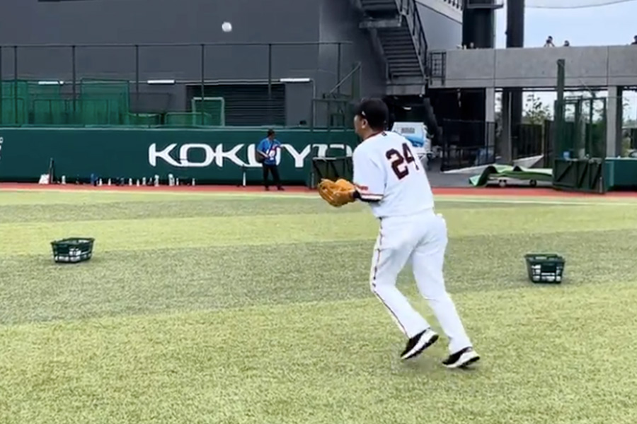 おへその前での捕球を実演する高橋氏【写真：磯田健太郎】